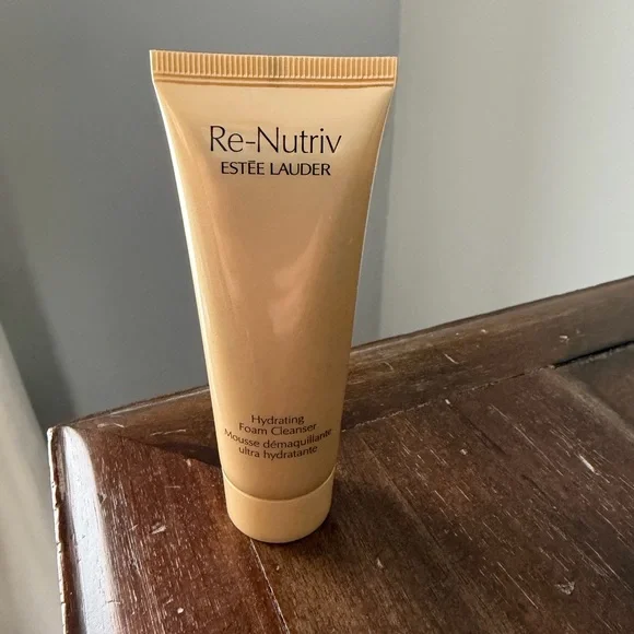 Estée Lauder Re-Nutriv Hydrating Foam Cleanser - Gold Tube (50 ml) - Picture 4 of 4